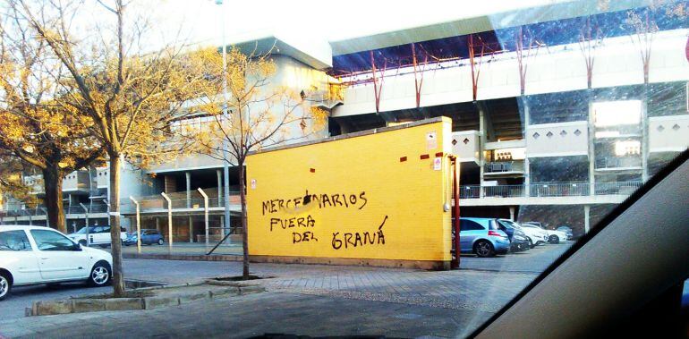 Pintadas de protesta en el estadio de Los Cármenes, en el barrio del Zaidin (Granada)