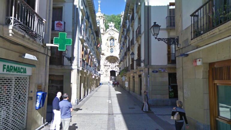 La calle Mayor de San Sebastián, por donde dicurría la procesión de autoridades hasta la Basílica de Santa María del Coro, al fondo, la víspera de la Virgen.