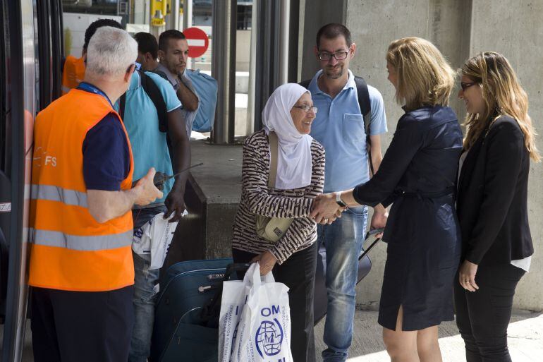 Un grupo de solicitantes de asilo procedentes de Grecia, a su llegada al aeropuerto de Madrid-Barajas. 