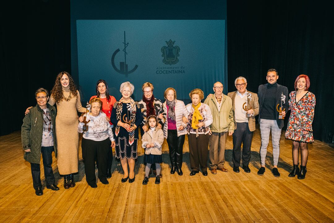 Los premiados junto a la alcaldesa y edil de Participación Ciudadana en el escenario del Teular, tras la celebración de la I Gala Vila de Cocentaina.