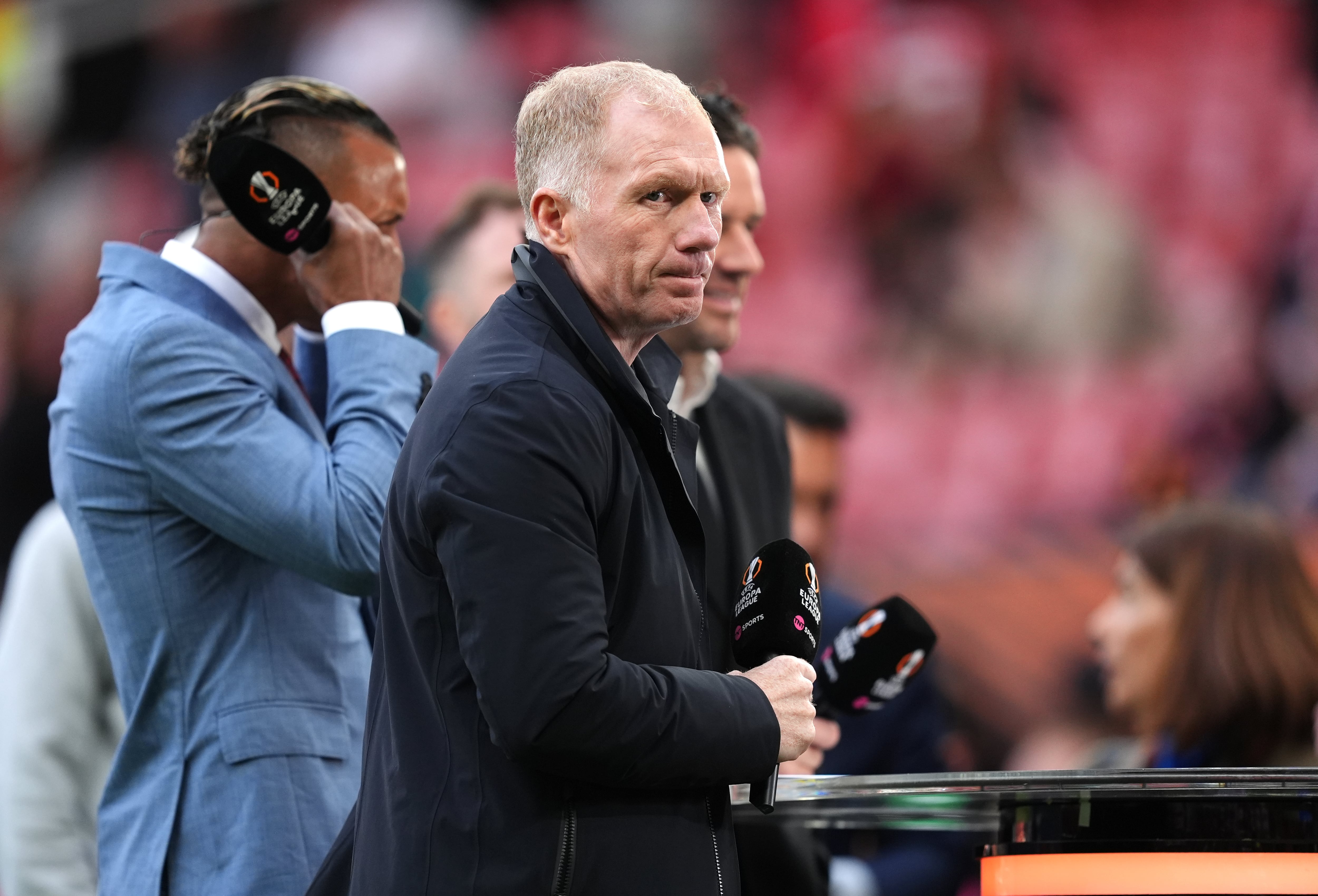 El exfutbolista Paul Scholes ejerciendo de comentarista de televisión en San Mamés