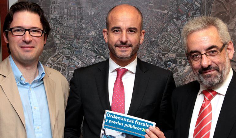 El portavoz de C´s, Horacio Rico junto con el responsable de Hacienda, Agustín Martín y el portavoz del gobierno, Ramón Cubián tras el acuerdo para aprobar las Ordenazas Fiscales y Precios Públicos de 2016