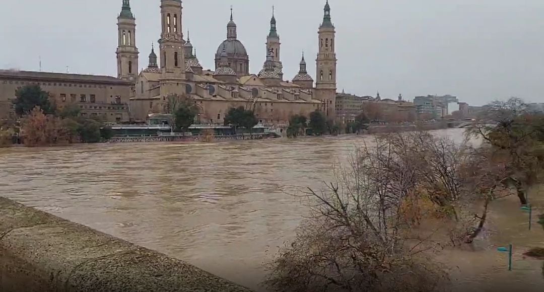 La crecida del Ebro a su paso por Zaragoza este martes por la mañana.