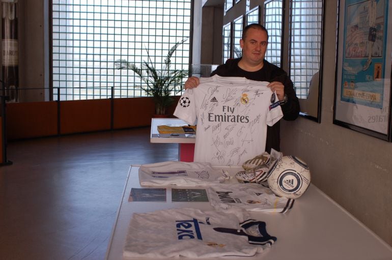 Vicen Muñoz con las camisetas de la exposición