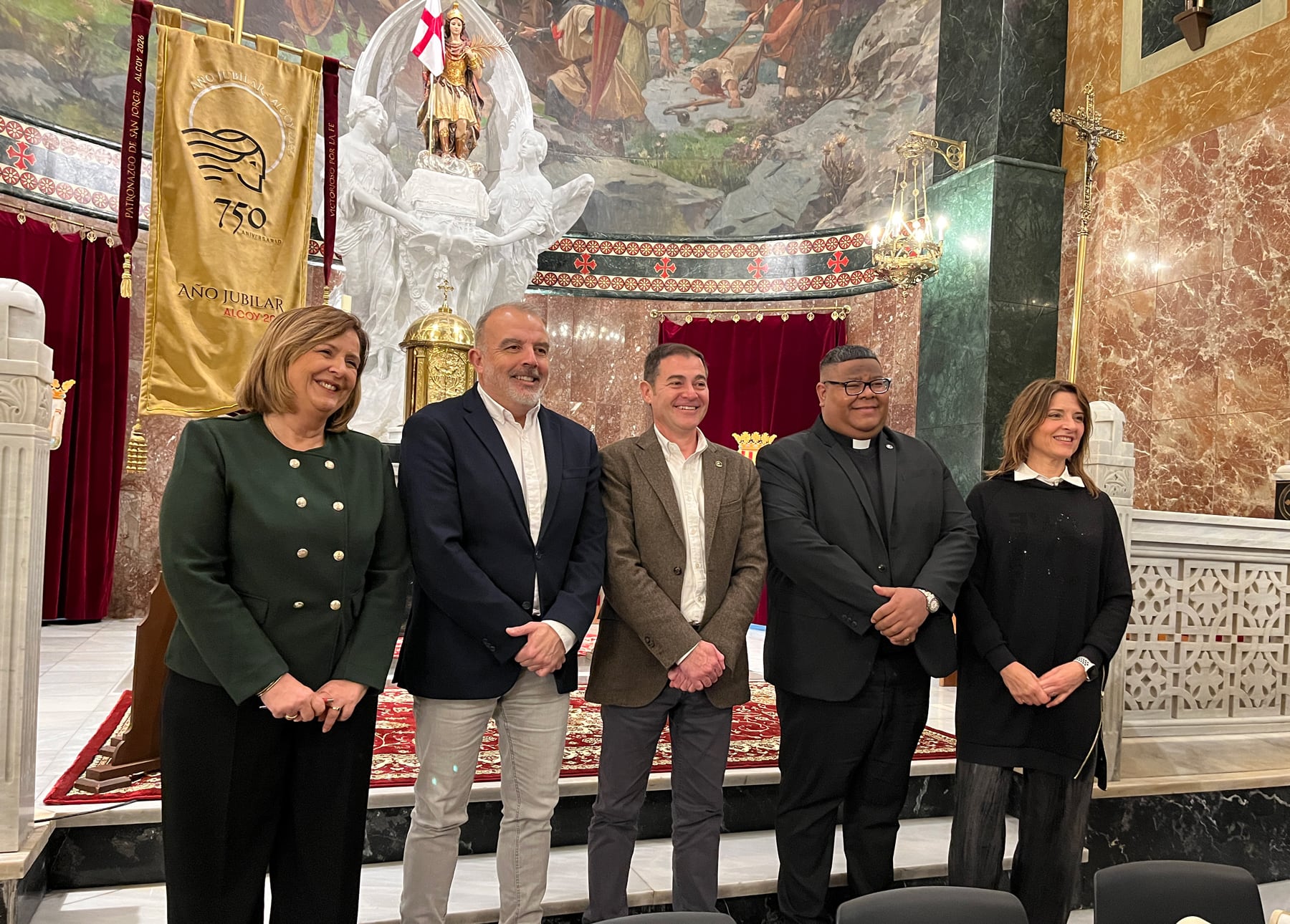 Carmina Nácher, Jordi Martínez, Paco García, Jesús Fuentes y Silvia Sempere, en la iglesia de San Jorge