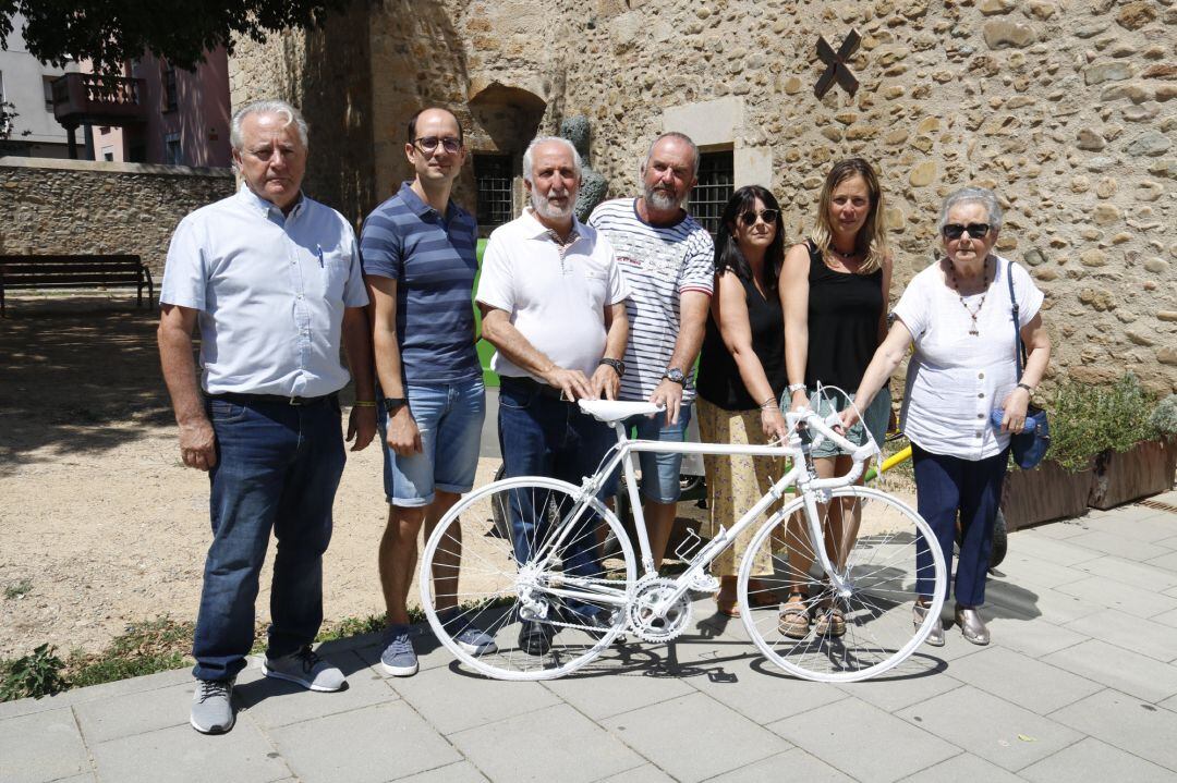 Pla obert dels familiars dels ciclistes morts a les carreteres gironines agafant una bici blanca