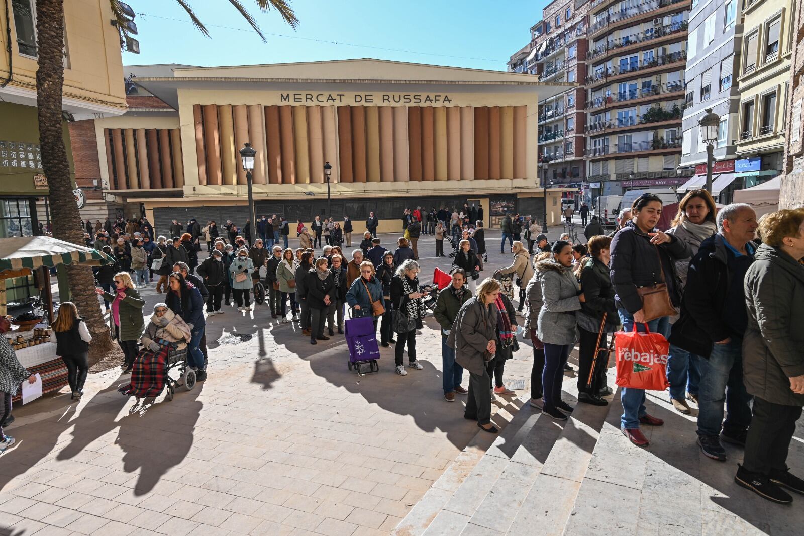 Vecinos de València hacen cola para celebrar la fiesta se Sant Blai este viernes.