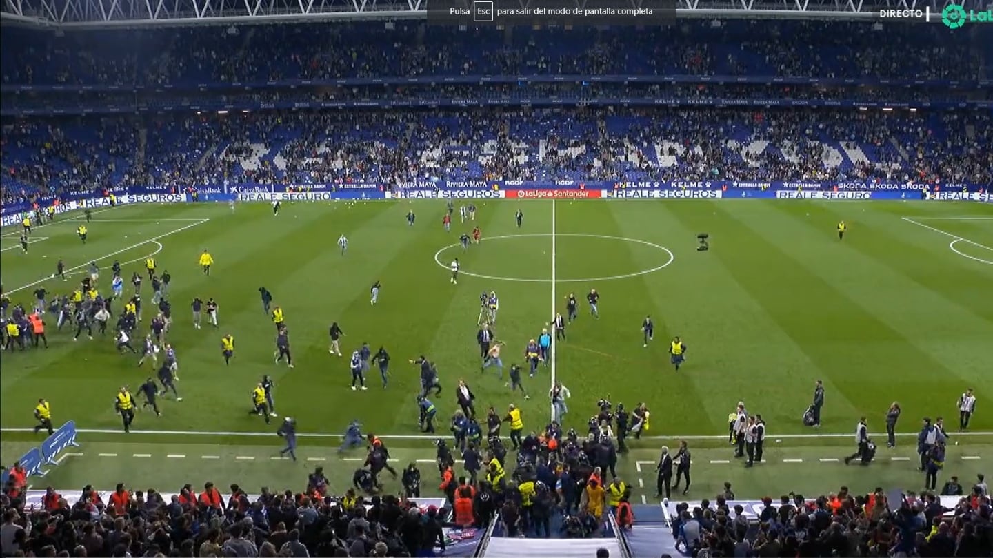 Aficionados exaltados intentan invadir el terreno de juego al término del partido que el RCD Espanyol y el FC Barcelona.