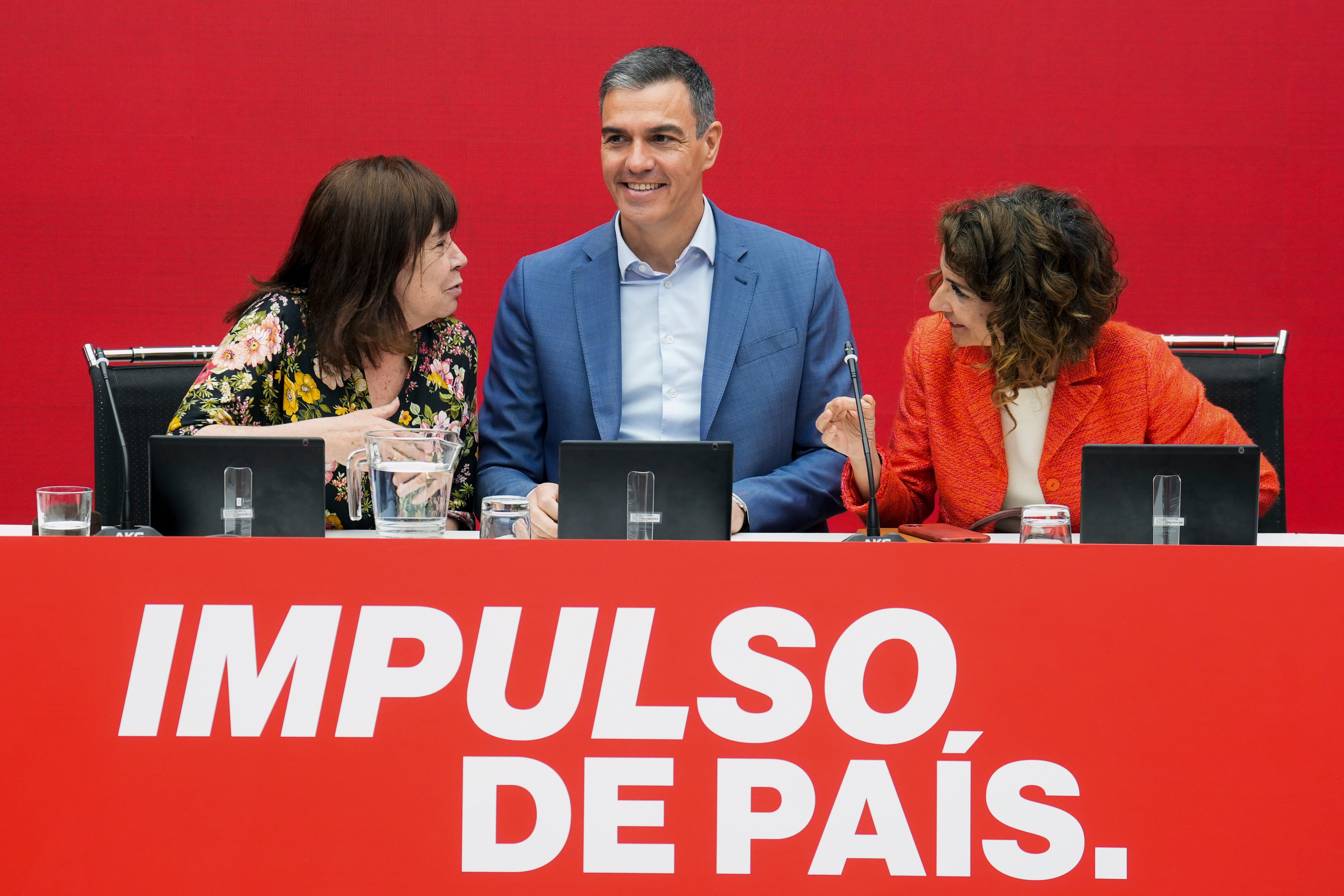 El secretario general del PSOE y presidente del Gobierno, Pedro Sánchez, junto a la presidenta, Cristina Narbona y la vicesecretaria general, María Jesús Montero durante una reunión de la Ejecutivo Federal celebrada en Ferraz