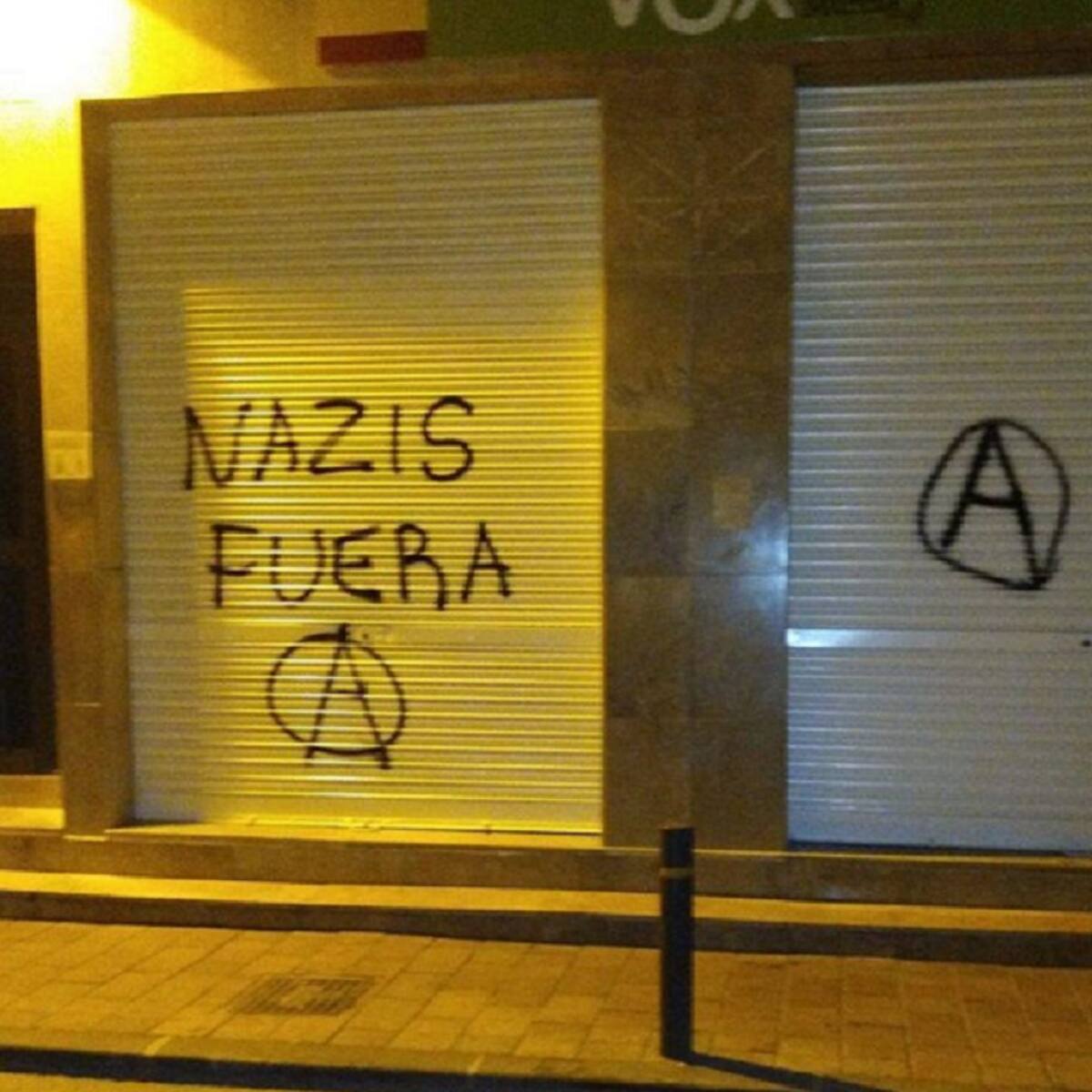 Aparece pintada la fachada de la sede de VOX en Murcia con 'Nazis fuera'