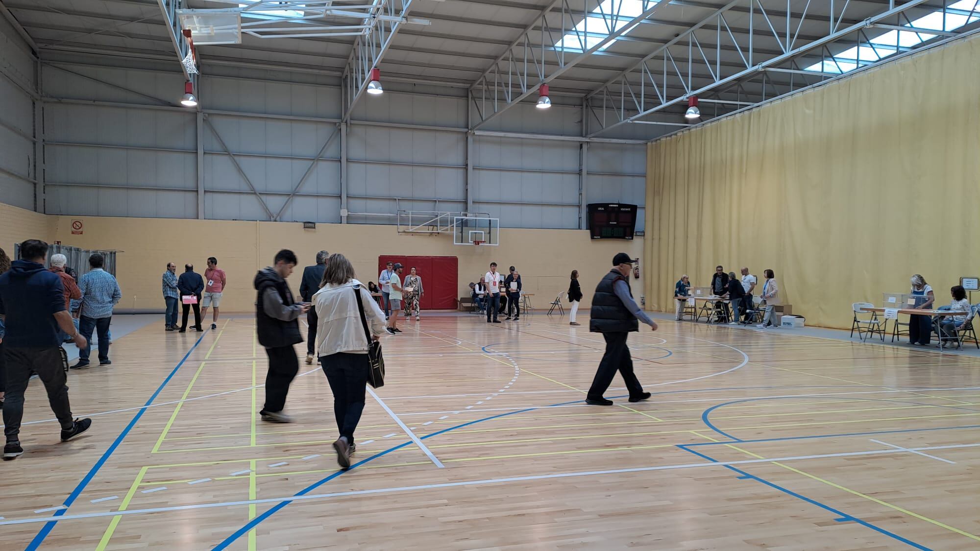 Pasadas las 9 de la mañana ya había electores acudiendo a votar en Huesca