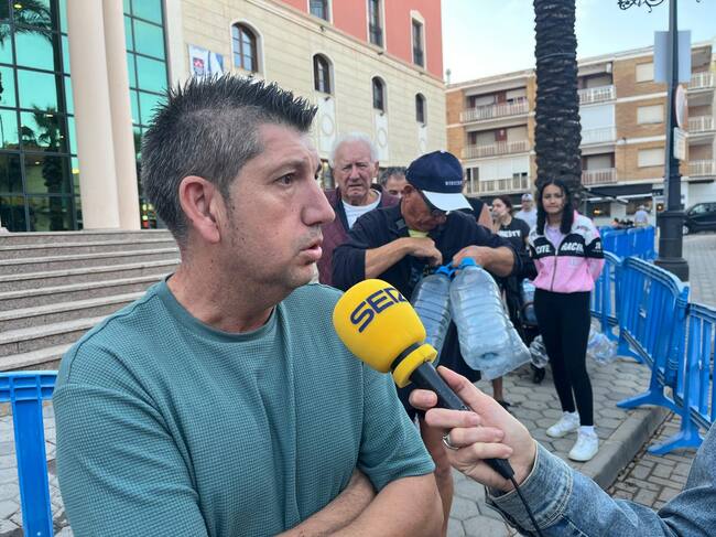 Bidones y humor en las colas para el agua potable en Los Alcázares