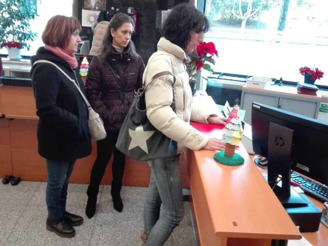 Madres de la comarca de Sanabria entregan firmas en la Delegación Territorial de la Junta de Castilla y León para reclamar asistencia pediátrica  