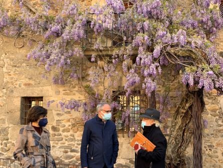 La concejala de Cultura, el alcalde de Ponferrada y el pintor Fernando Fueyo