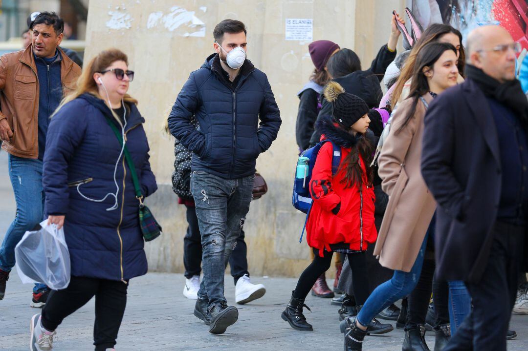 Los ciudadanos usan mascarillas en cientos de ciudades de todo el mundo para evitar los contagios de coronavirus