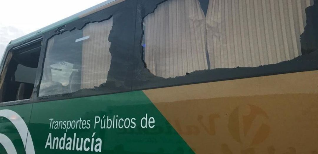 Autobús inmovilizado con las lunas rotas tras ese incidente.
