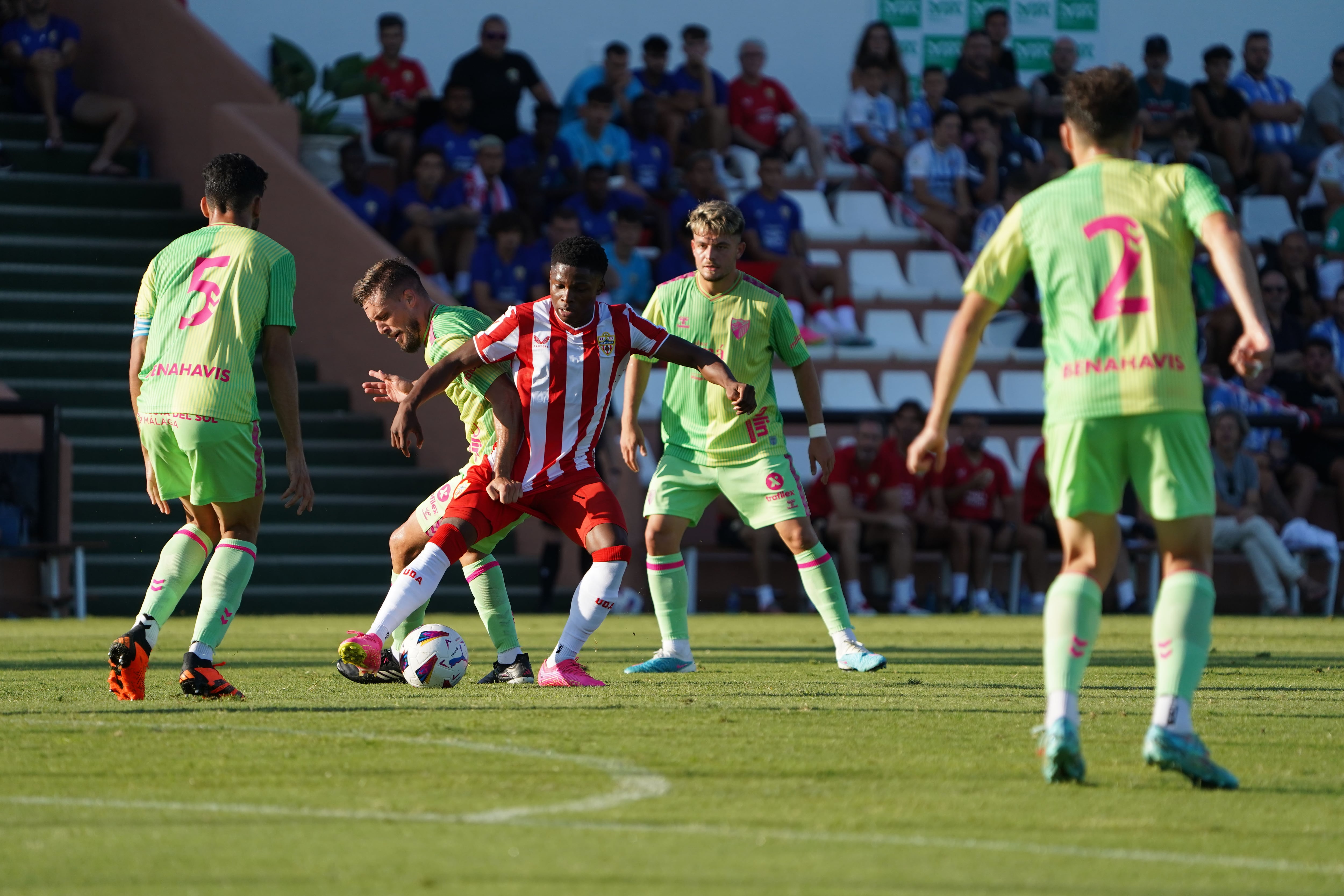 Largie Ramazani lo intentó por banda derecha en la primera parte contra el Málaga.