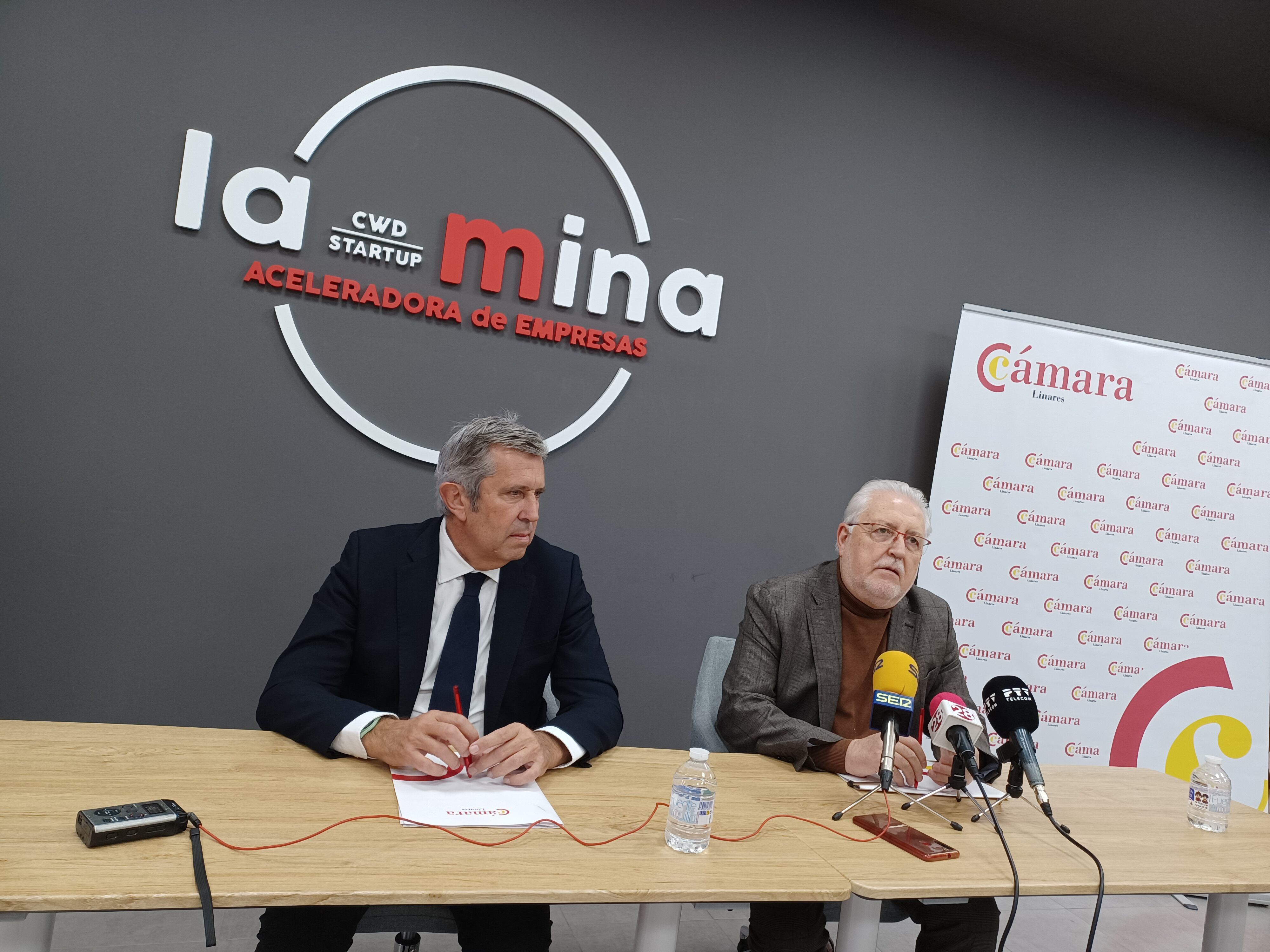 Javier Collado y José María Villén ofrecen una rueda de prensa en las instalaciones de la Incubadora de Empresas de Linares.
