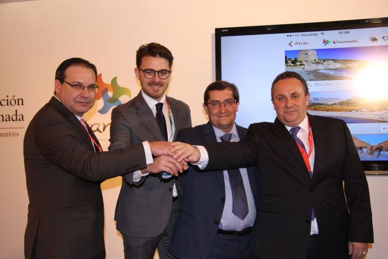 El presidente de la Federación de Hostelería de Granada, Trinitario Betoret; el delegado de Turismo de la Junta en Granada, Guillero Quero; el presidente de la Diputación de Granada, José Entrena; y el diputado de Turismo de Granada, Enrique Medina, en la