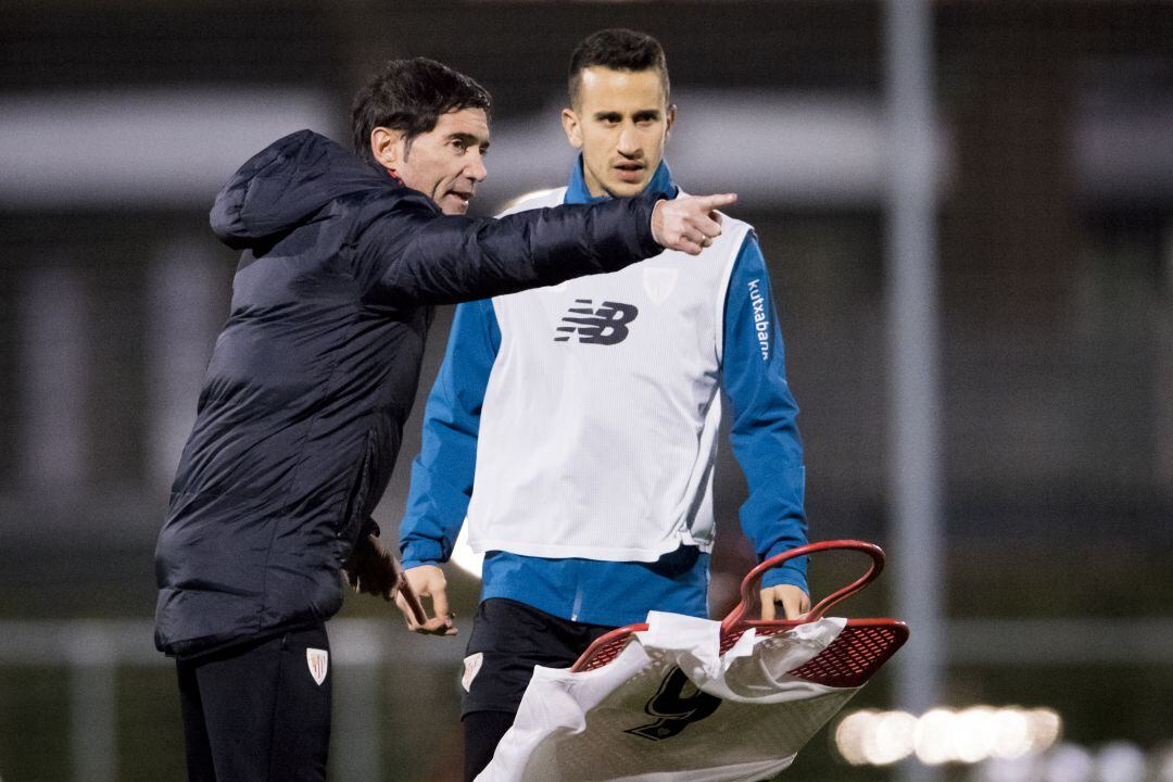 Marcelino da indicaciones a Berenguer durante un entrenamiento en Lezama