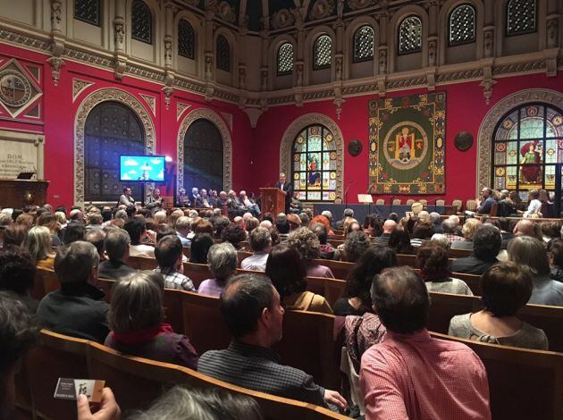 El edificio Paraninfo acoge la despedida poética de Emilio Gastón