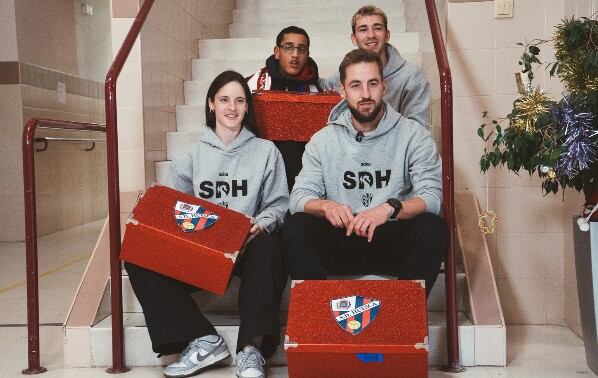 Jordi Martín, Jorge Pulido y Laura Royo fueron los encargados de felicitar la Navidad desde la SD Huesca