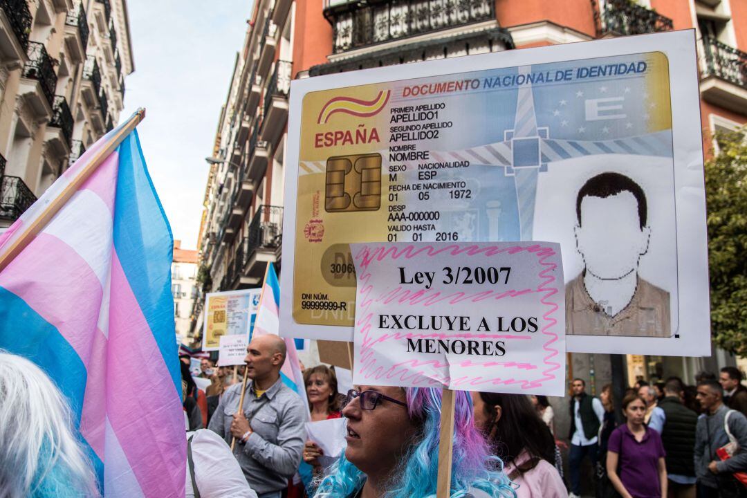 Pancartas durante el último desfile del Orgullo en Madrid