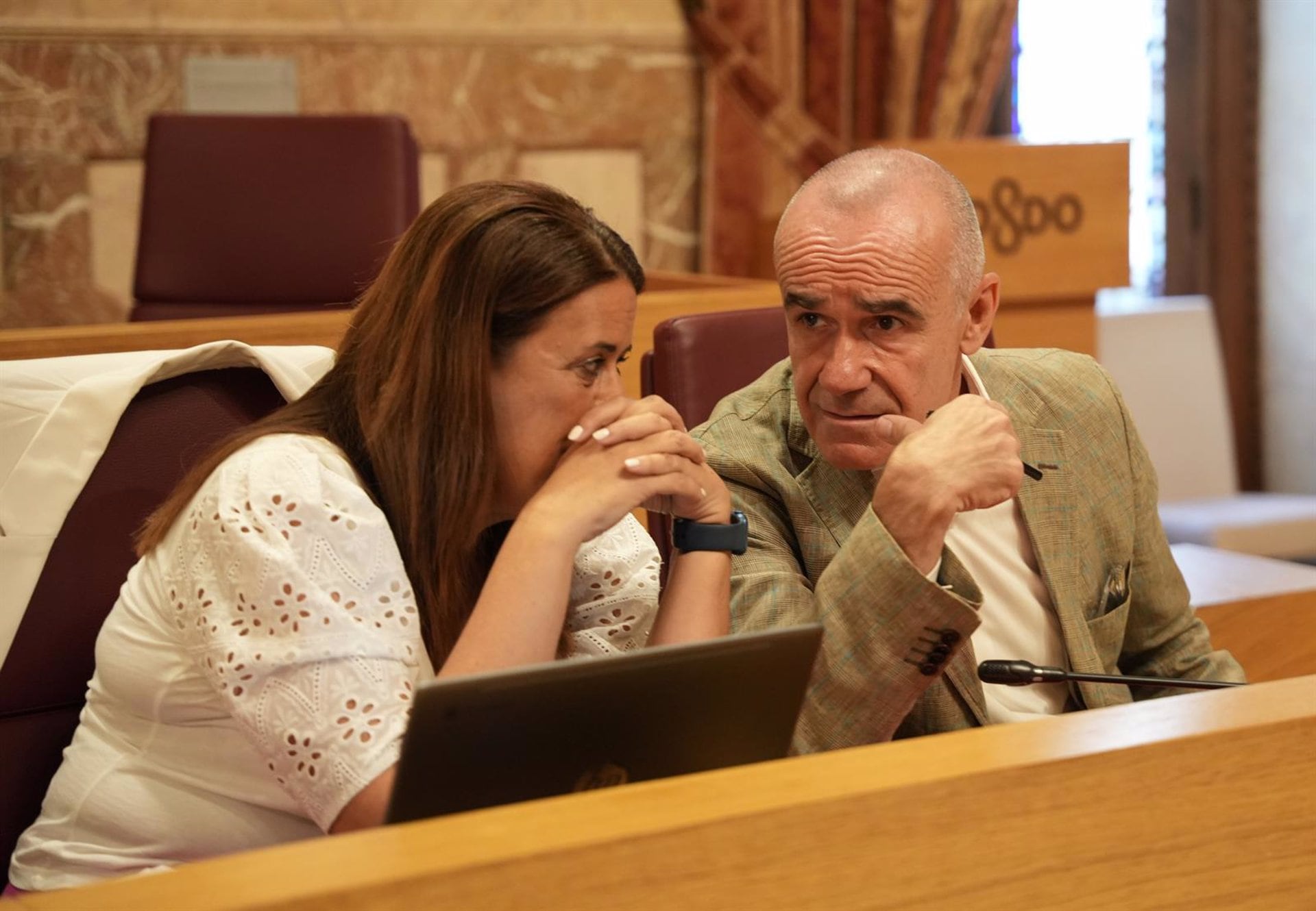 El portavoz del PSOE en el Ayuntamiento de Sevilla, Antonio Muñoz junto a la concejal socialista Sonia Gaya