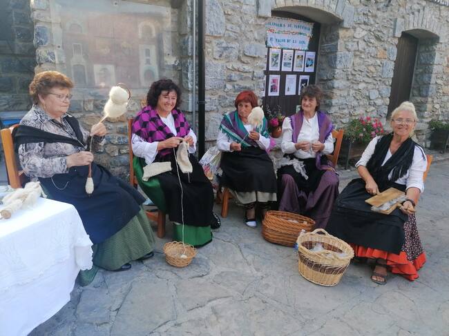 Las "Hilanderas de Panticosa" participaban en la inauguración de la exposición