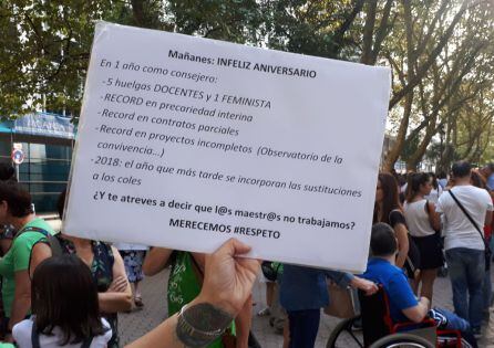 Imagen de uno de los carteles diseñados por los docentes para la manifestación de este jueves.