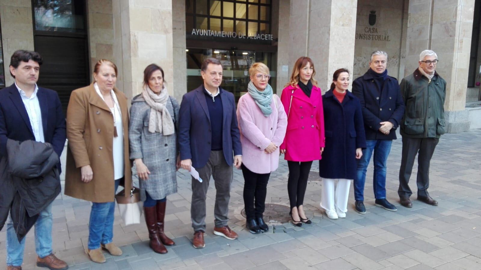 Manuel Serrano y concejales del PP, a las puertas del Ayuntamiento de Albacete
