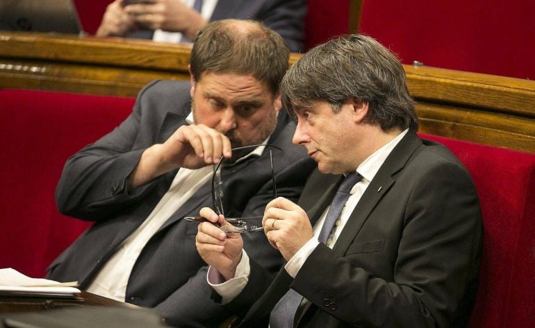 Oriol Junqueras y Carles Puigdemont, durante un momento en el Parlament en la anterior legislatura 