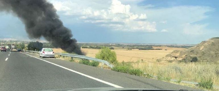 La columna de humo del accidente vista desde el kilómetro 351 de la A-23