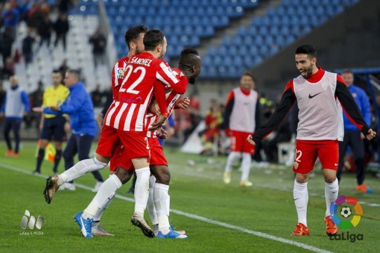 Los jugadores del Almería celebran un gol en el partido contra el Zaragoza.