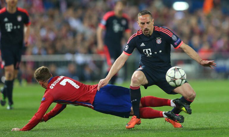 Ribery le quita un balón a Griezmann en las semifinales de Champions