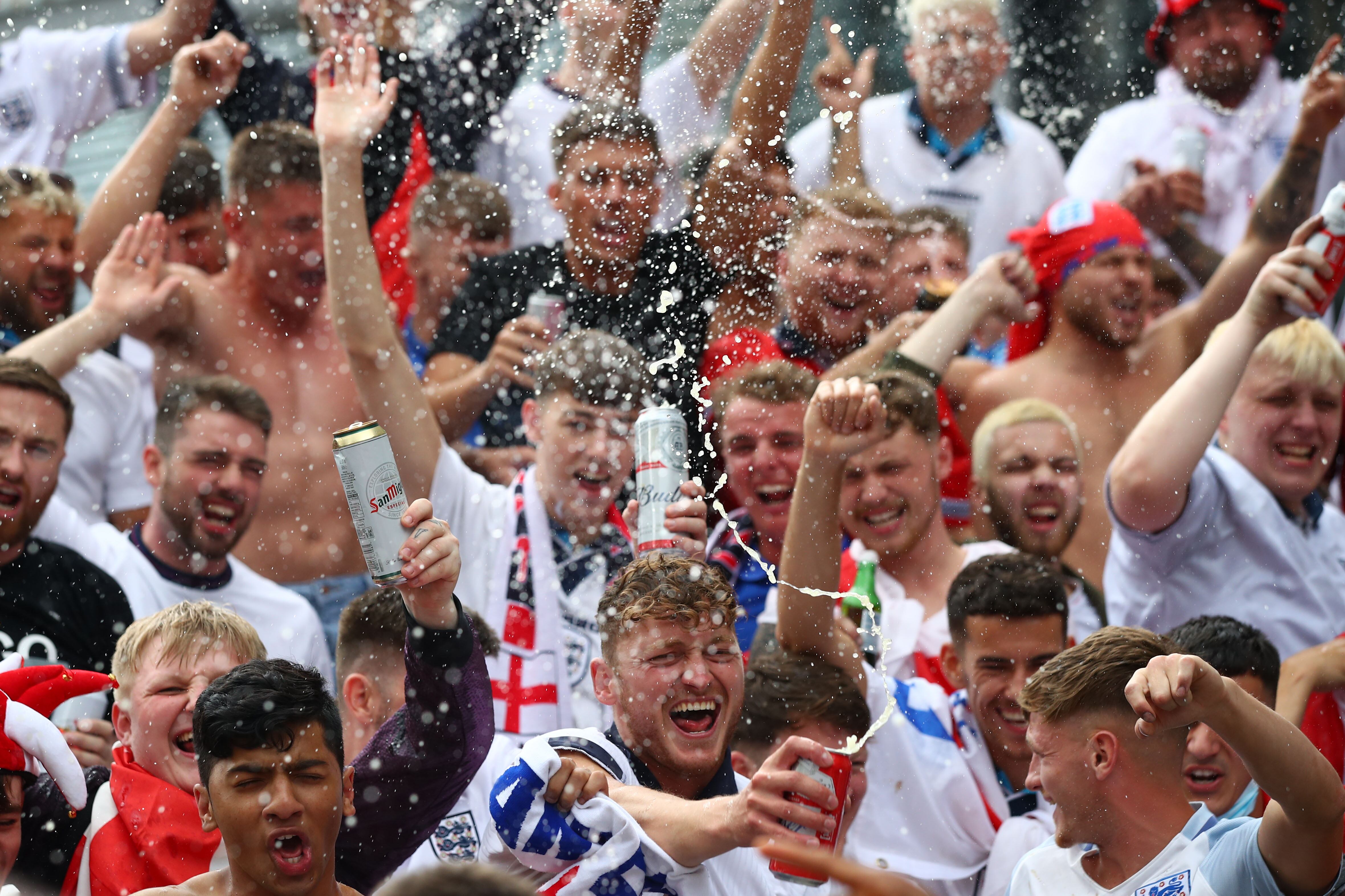 Fans ingleses celebran un gol de Inglaterra en la Eurocopa