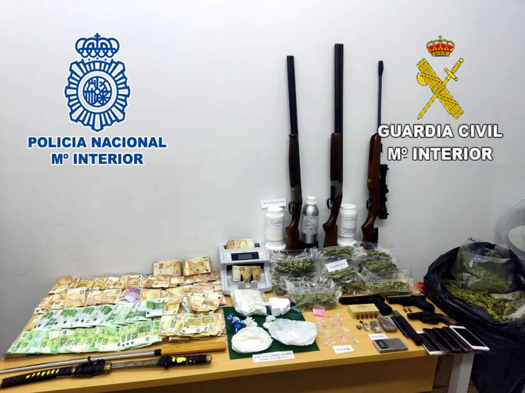 Las drogas, dinero en efectivo y armas que se incautó durante los registros en domicilios de Alcoy, Cocentaina o Muro.