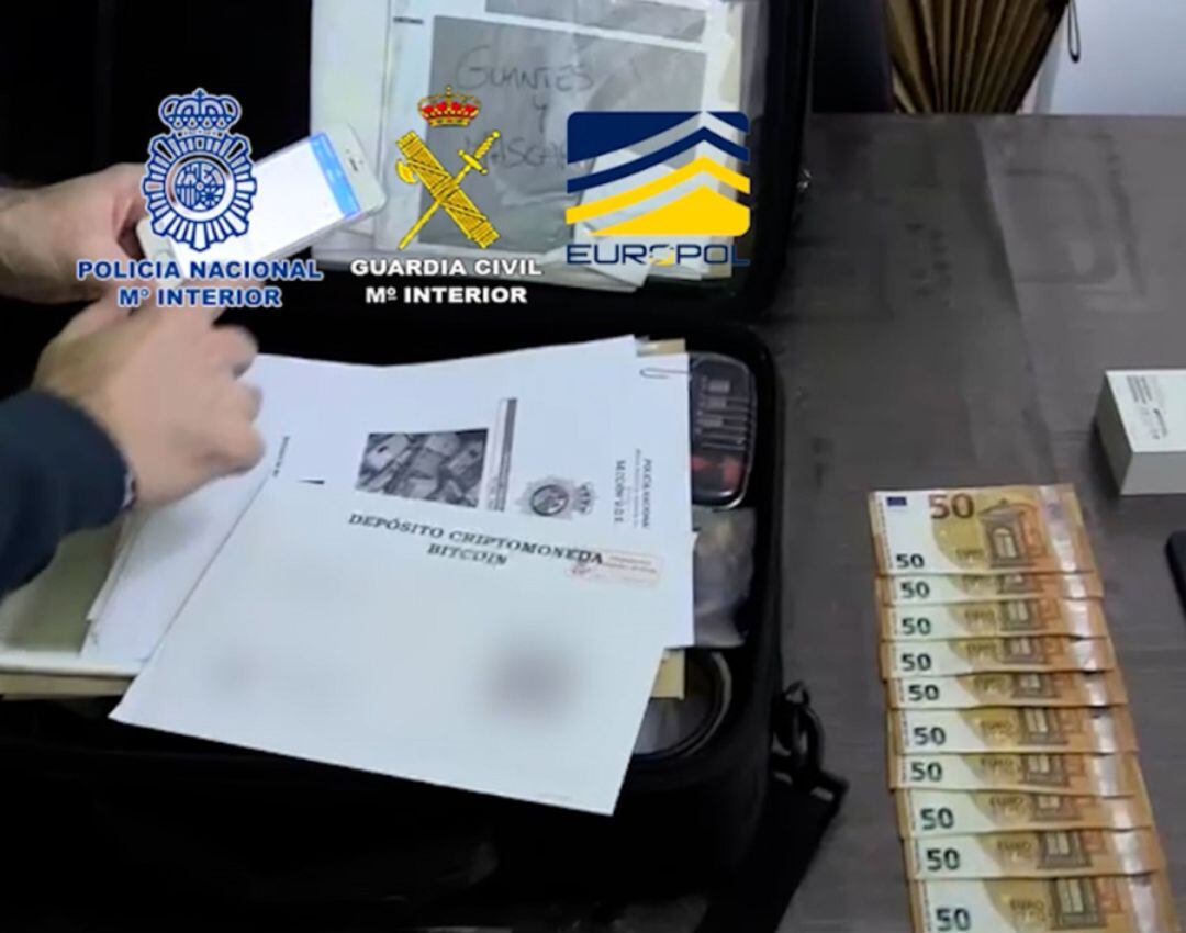 Parte del material intervenido en la operación contra la introducción de moneda falsa.