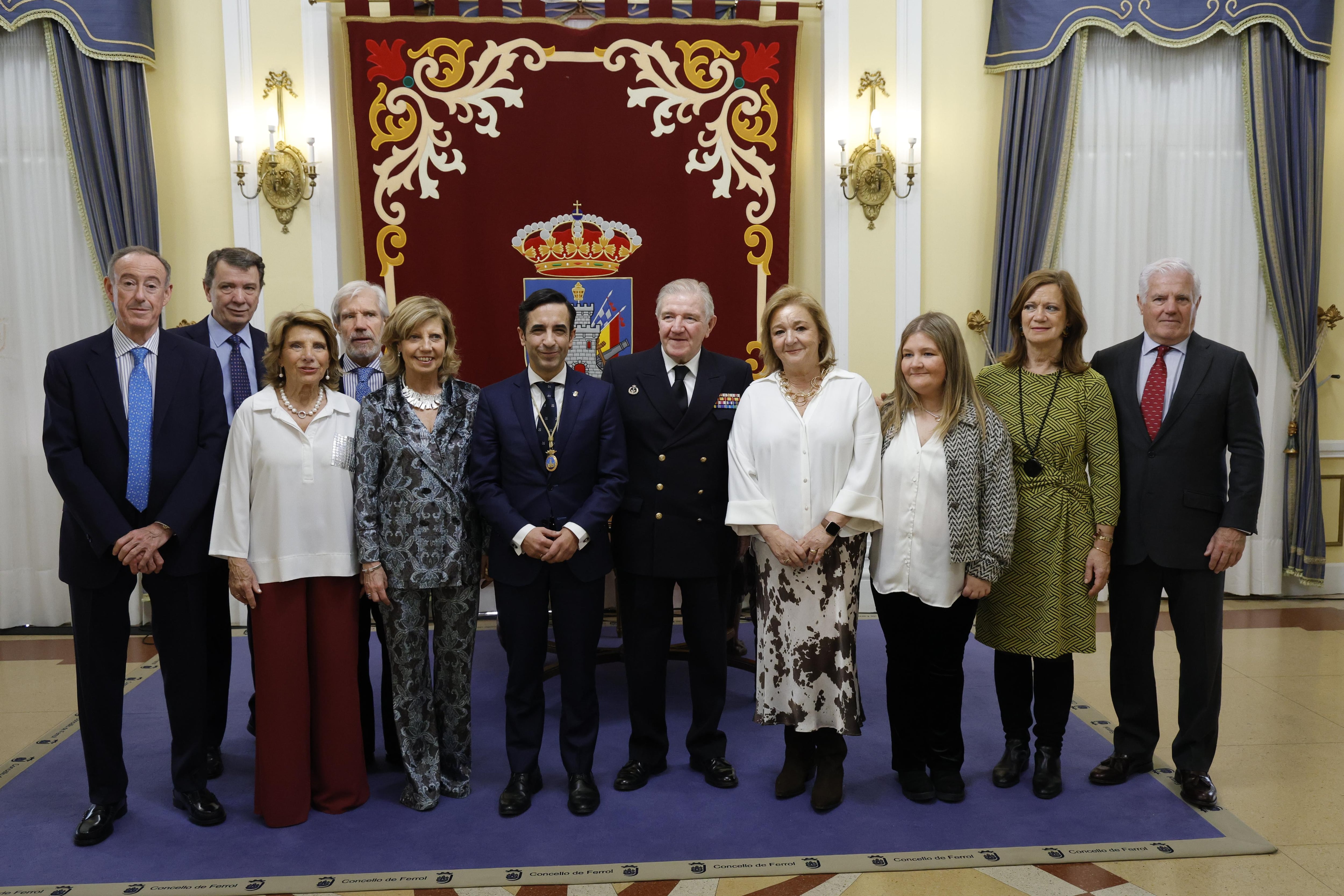 Ignacio Frutos firmó en el libro de oro del Concello de Ferrol (foto: Kiko Delgado)