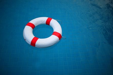 Flotador de socorrista en una piscina