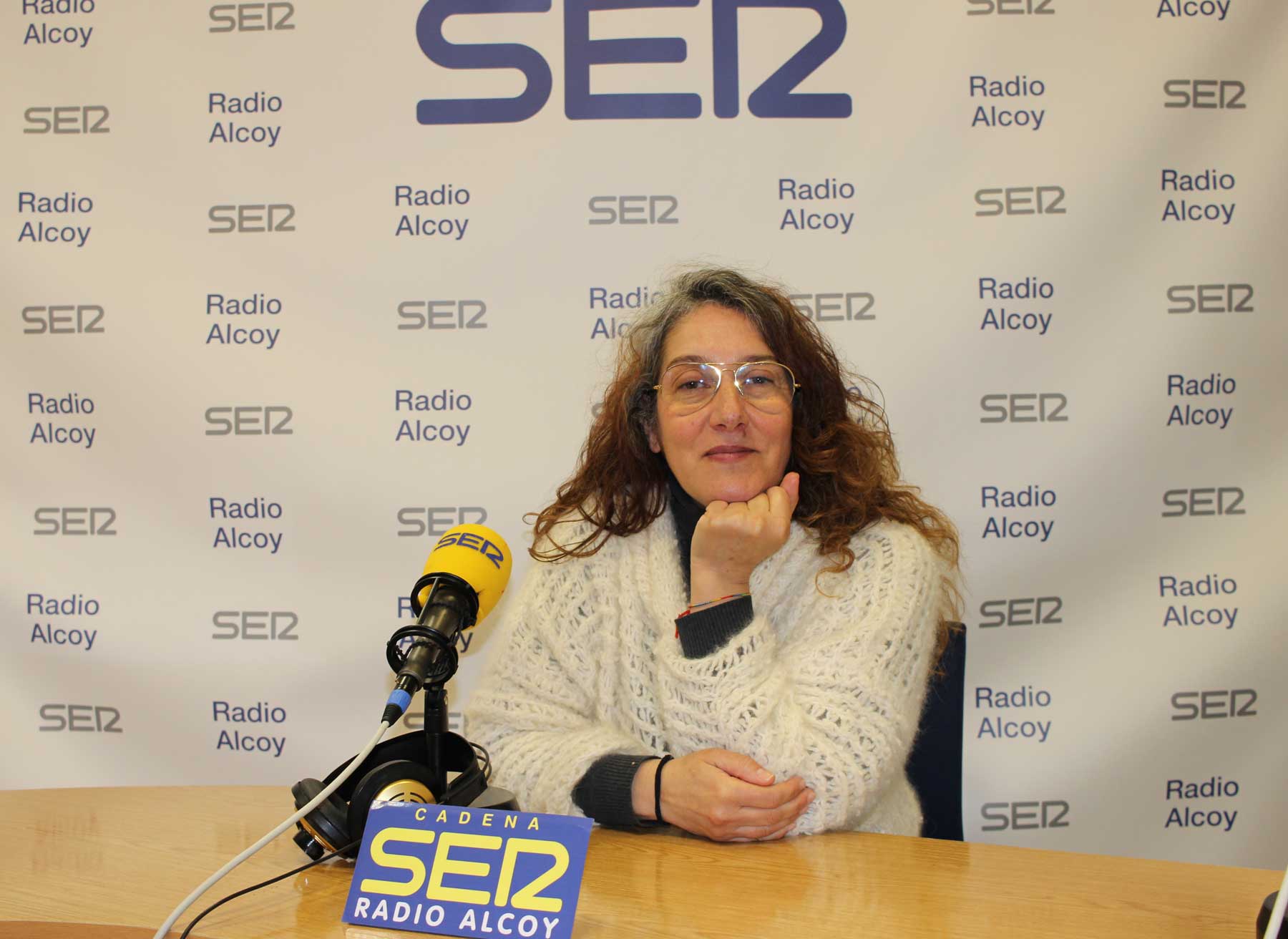 Neus Cruz, en el estudio central de Radio Alcoy