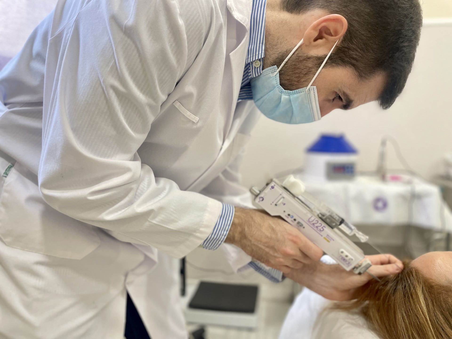 El doctor José Manuel Tapia atendiendo a un paciente