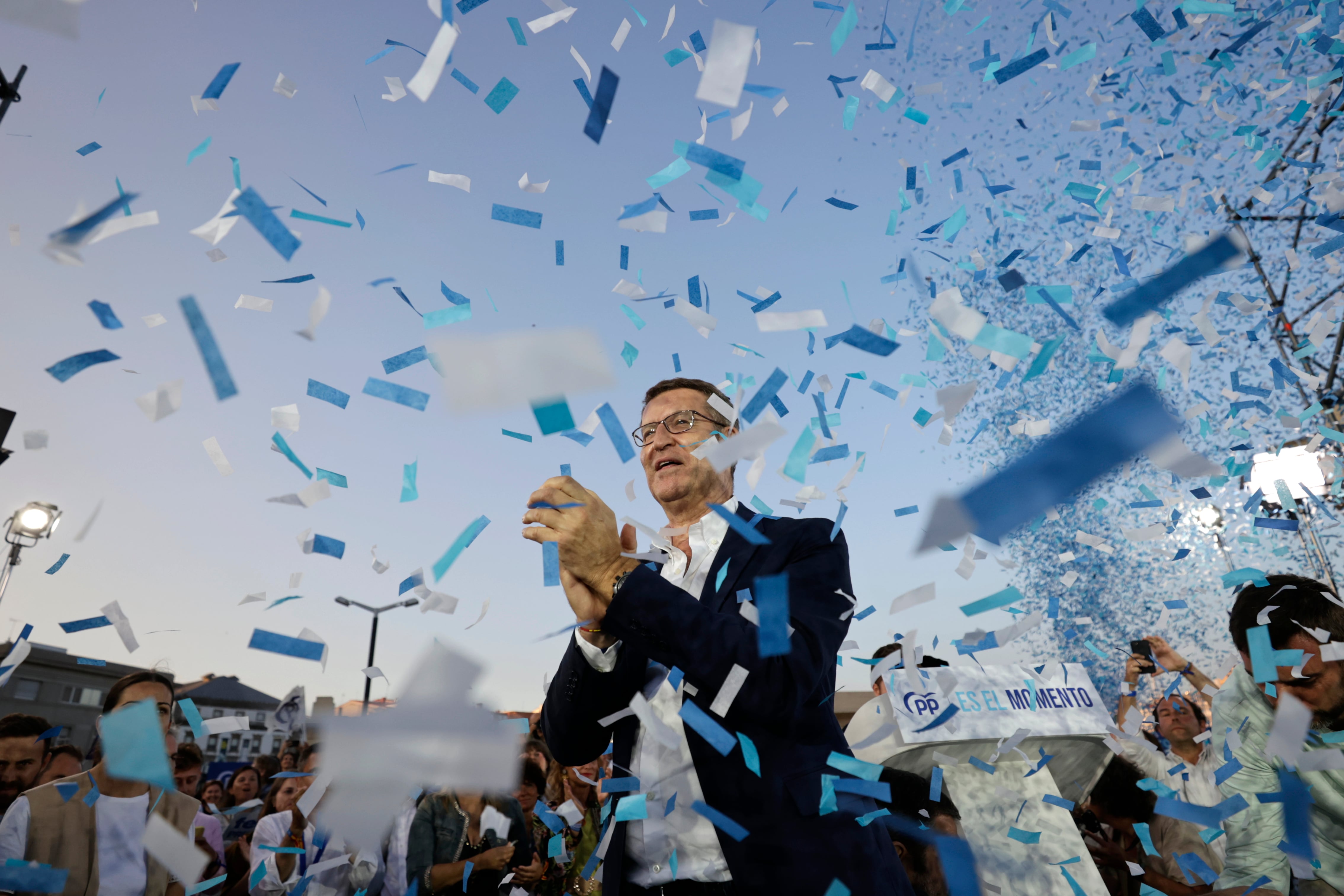 A CORUÑA, 21/07/2023.- El candidato del PP a las elecciones generales, Alberto Núñez Feijóo, participa en el acto de cierre de campaña celebrado este viernes en A Coruña. EFE/Cabalar
