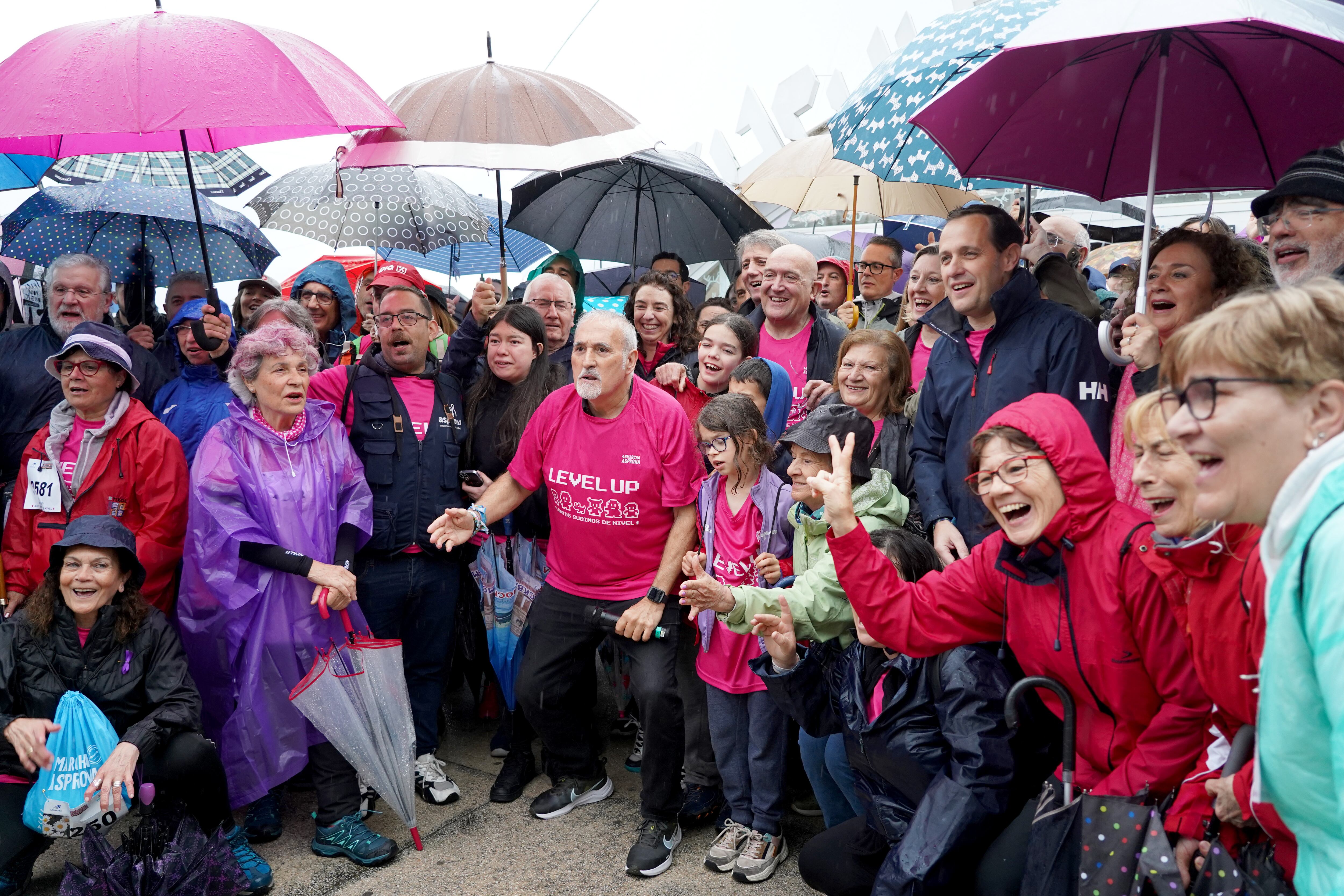 La 48º Marcha de Asprona se suspende por la lluvia. Asisten la vicepresidenta de la Junta de Castilla y León y consejera de Familia e Igualdad de Oportunidades, Isabel Blanco; el secretario general del PSCyL, Carlos Martínez; el presidente de la Diputación de Valladolid, Conrado Íscar, y el alcalde de Valladolid, Jesús Julio Carnero, entre otros