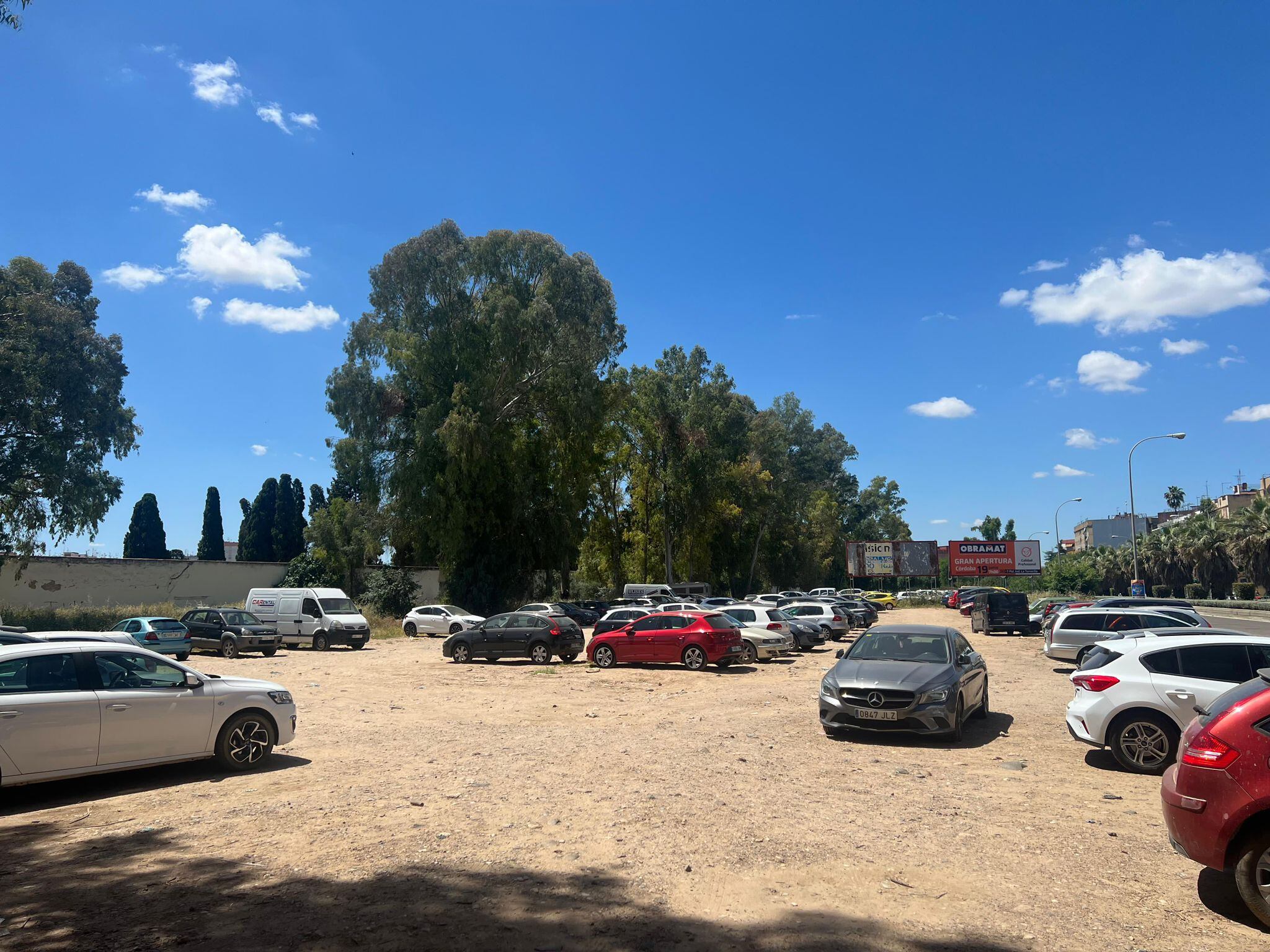 Solar junto al cementerio que servirá de aparcamiento provisional.
