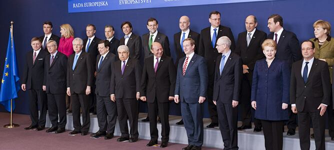 Fotografía de familia de los asistentes a la cumbre de Jefes de Estado y de Gobierno de la Unión Europea en la que se ha cerrado el presupuesto comunitario para 2014-2020