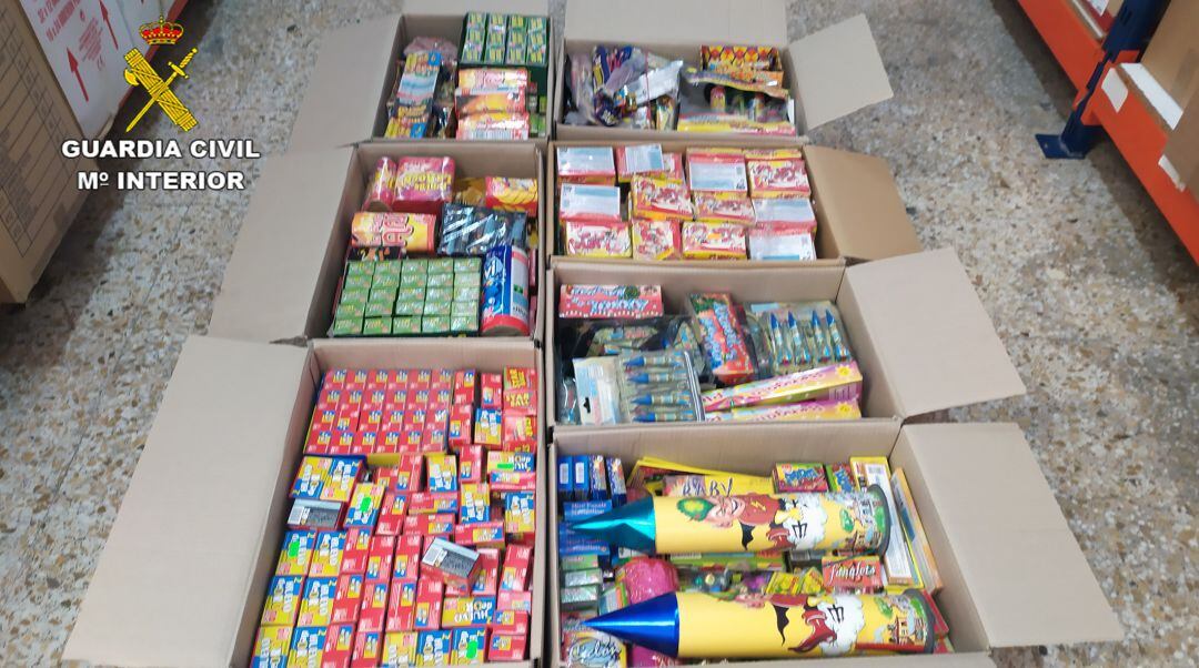 Parte del material pirotécnico intervenido por la Guardia Civil