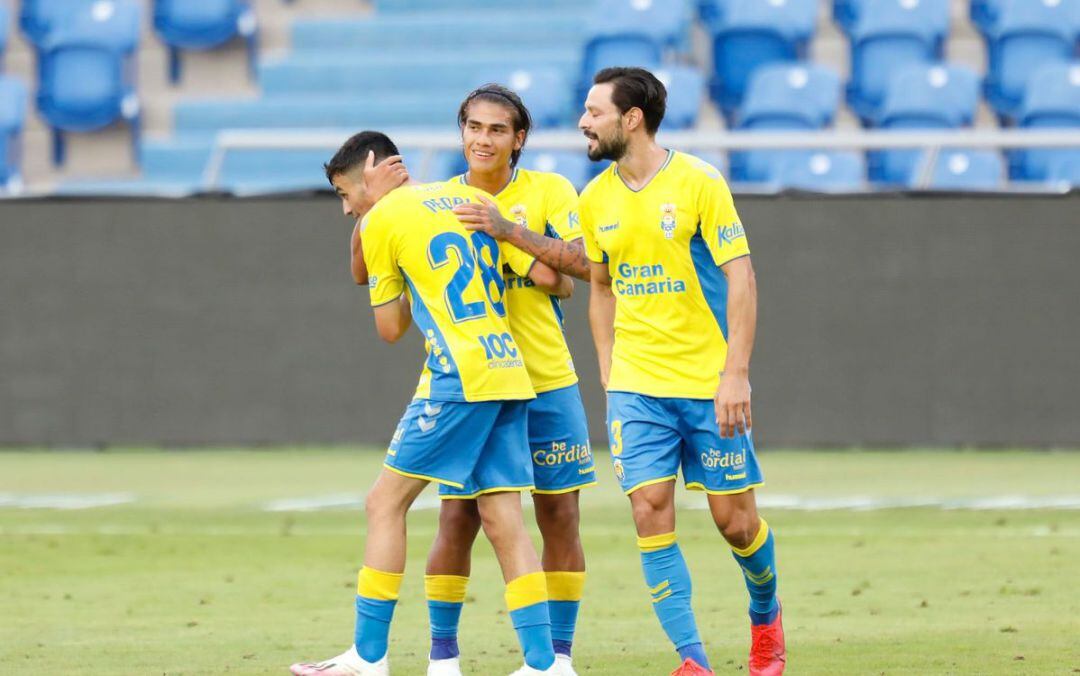 Pedri junto a sus compañeros Varela y De la Bella.