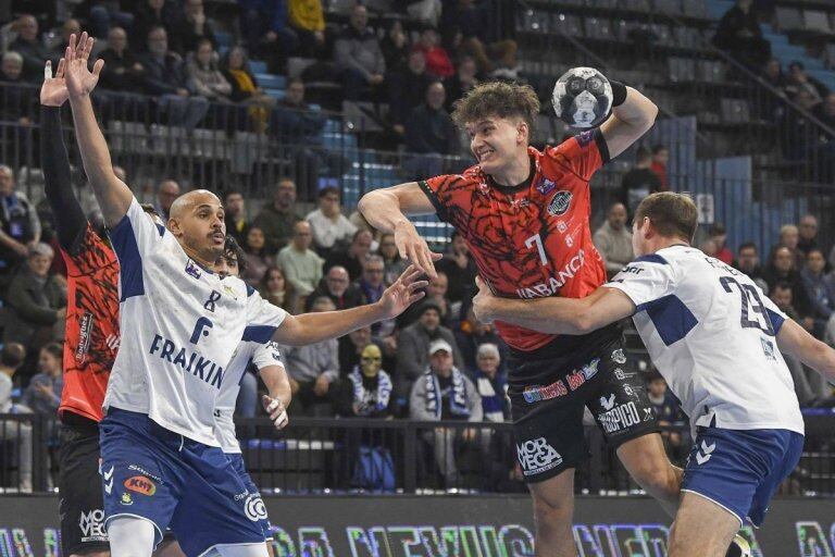 Wasiak lanza a portería.