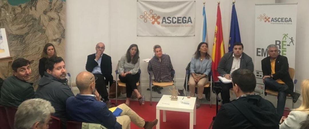 Candidatos participan en el debate con el monigote de Xulio Ferreiro colocado en una silla por la organización